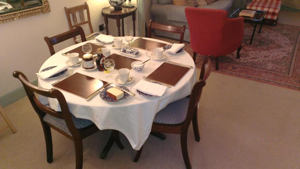 6 Suffolk Parade Hotel Челтнъм Екстериор снимка